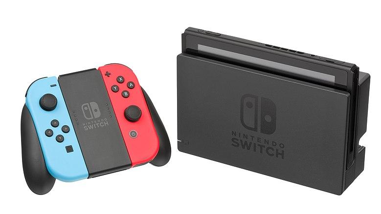 Obr. 9 - Konzole Nintendo Switch vdokovac stanici a Joy-Cony ve specilnm drku