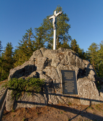 socha ukřižovaného Krista na skále